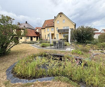 Großes Einfamilienhaus mit Ausbaureserve und weiterem Bauplatz im großen Garten