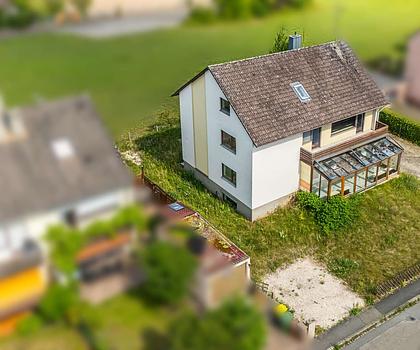 HEGERICH: Vielseitiges Mehrfamilienhaus mit Projektierung und großem Entwicklungspotenzial