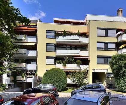 Lichtdurchflutete 4,5-Zimmer-Wohnung mit Balkon und Tiefgaragenstellplatz nahe Nürnberger Stadtpark!