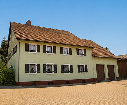 Bauernhaus mit großem Grundstück und Maschinenhalle in Bergen