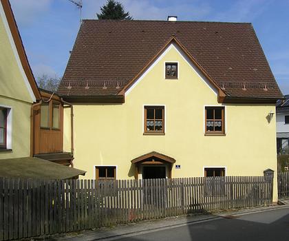 Teilweise renovierungsbedürftiges 1-Familien-Haus, idyllisch gelegen, mit Nebengebäude und Garage
