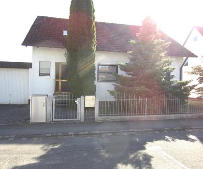 Einfamilienhaus mit Nebengebäude in sonniger Lage in Fürth-Hardhöhe - 910 m² Grundstück, Garage
