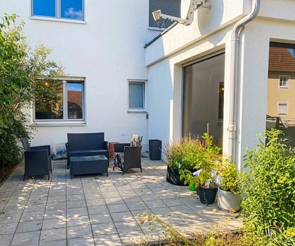 Modernisierte Wohnung 
mit Terrasse und Garten sowie KFZ- Stellplatz ...