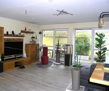 Großzügige 2-Zimmer Eigentumswohnung im Souterrain mit Terrasse und 2 PKW-Stellplätzen