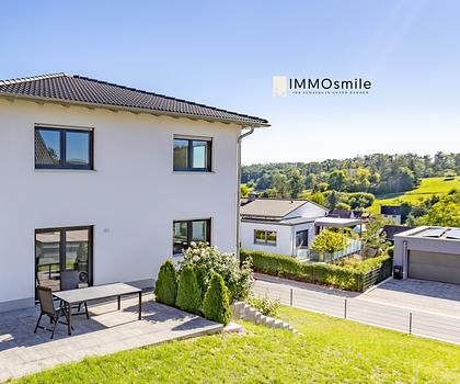 Einzugsbereit: Modernes, freistehendes Einfamilienhaus auf 3 Ebenen mit Südterrasse in Heilsbronn