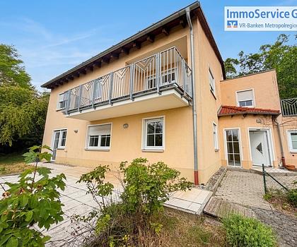 Einfamilienhaus am Hang mit Panorama und angrenzenden Waldgrundstücken
