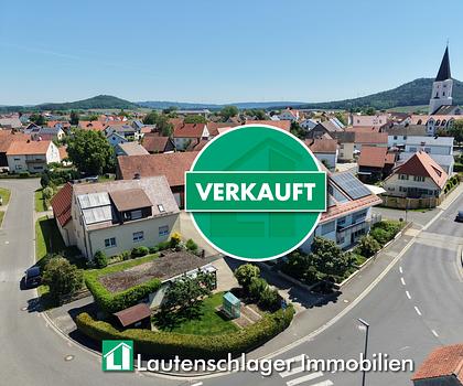 Familienglück auf drei Ebenen: Top gepflegtes Zweifamilienhaus mit ausgebautem DG in Berngau