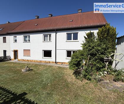 Geräumiges Mehrgenerationenhaus mit 3 Wohneinheiten und 2 Garagen