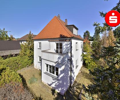 Charmante Villa aus den 1930er-Jahren mit großem Grundstück und Nebengebäude