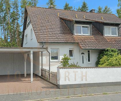 Wohnen mit Blick ins Grüne – Doppelhaushälfte mit Terrasse, Garten und Doppel-Carport