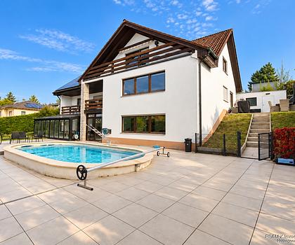 Großzügiges Wohnanwesen mit Pool, Wintergarten und vielseitigen Nutzungsmöglichkeiten in Diespeck