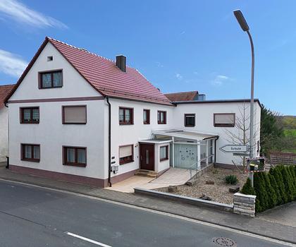 Drei Wohneinheiten + großes Grundstück + Scheune
** Geniales Ensemble in Forchheim/Reuth **