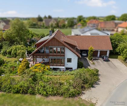 Attraktives Zweifamilienhaus mit Erweiterungspotenzial und idyllischem Garten mit Schwimmteich