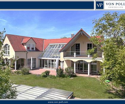 Wohnjuwel mit großzügigem Garten, privatem Pool und stilvoller Architektur