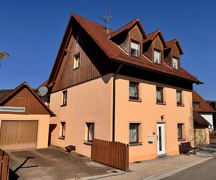 +++GROSSZÜGIGES ZWEIFAMILIENWOHNHAUS MIT SCHÖNEM GARTEN MITTEN IN IGENSDORF+++