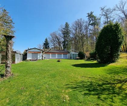 Bungalow mit Einliegerwohnung und Schwimmhalle 
mit Renovierungsbedarf ... 