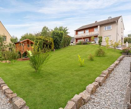 Attraktives Zweifamilienhaus in zentraler Lage mit großem Garten