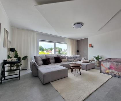 Modernisiertes Zweifamilienhaus 
mit ausgebautem Dachgeschoss und zwei Garagen