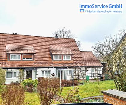 Renovierungsbedürftiges Einfamilienhaus mit großen gepflegen Garten und Garage