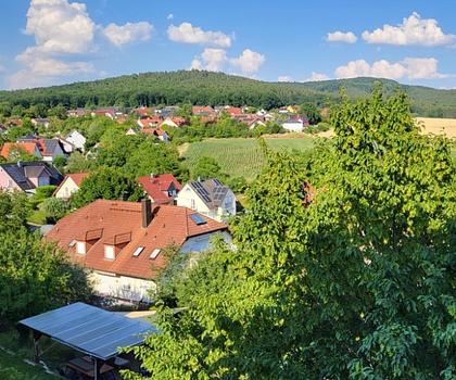 Liebevoll modernisiertes Wohnhaus 
mit großzügiger Architektur und Panoramablick ...