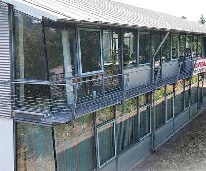 Großzügiges Gewerbeareal mit Wohneinheit in verkehrsgünstiger Lage direkt an der Autobahn!