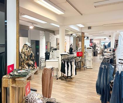 1A-Lage im Herzen der Stadt: Moderne Ladenfläche mit großzügiger Fensterfront!