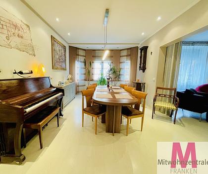 Stilvolle Wohnung kombiniert modernes Design mit bester Lage  Hochwertig möblierte 2,5-Zi.-Wohnung