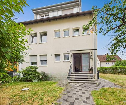 Gepflegtes Dreifamilienhaus mit großem Grundstück und einer freien Wohnung