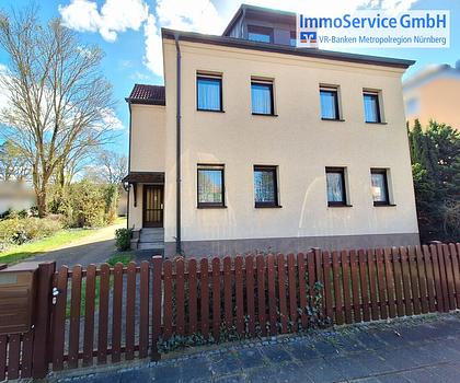 Gepflegtes Dreifamilienhaus in schöner Wohnlage mit zwei Einzelgaragen