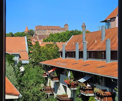 Wohlfühlen auf zwei Ebenen! Lichtdurchflutete Maisonettewohnung mit Burgblick und Tiefgaragenstellplatz.
