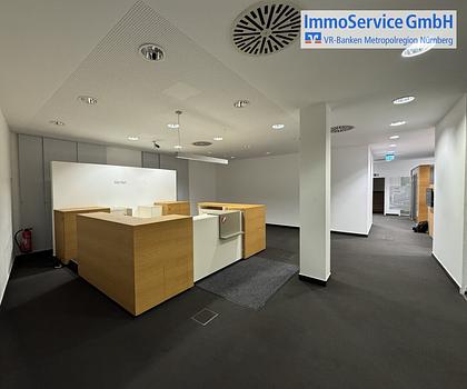 Vielseitig nutzbare Gewerbeeinheit mit Garage und Stellplätzen