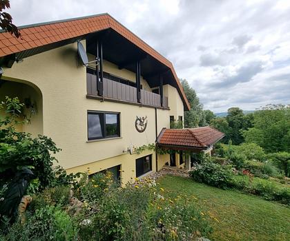 Liebevoll modernisiertes Wohnhaus 
mit großzügiger Architektur und Panoramablick 