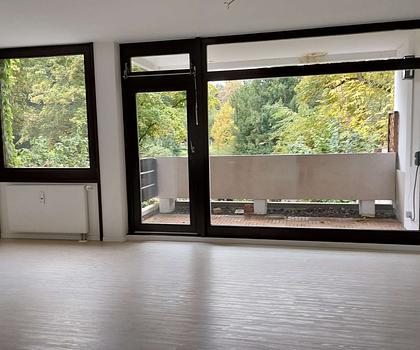 Hochwertig sanierte 3-Zimmer Wohnung mit Balkon, Aufzug und TG-Stellplatz am Rosenaupark