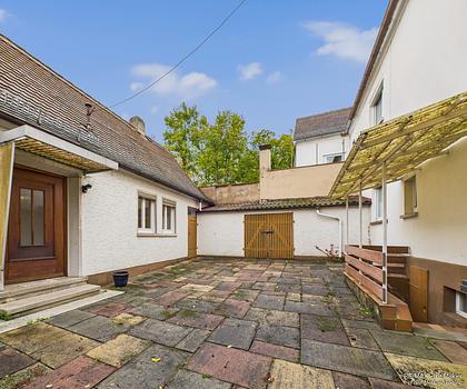 Geräumige Doppelhaushälfte mit vielseitig nutzbarem Nebengebäude und Garage