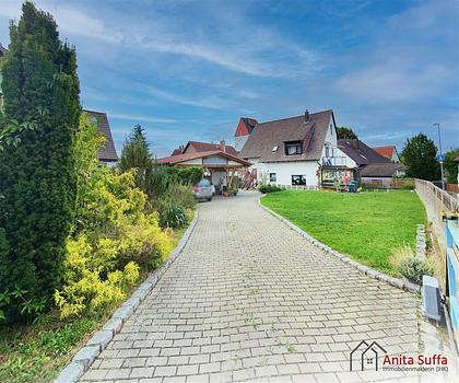 Charmantes Zweifamilienhaus mit großem Garten in ruhiger Lage – inkl. Doppelcarport!