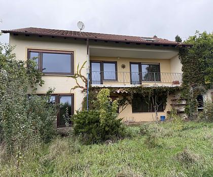 Potenzial für Großes - Sanierungsbedürftiges EFH mit einzigartiger Hanglage in Emskirchen