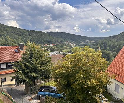 +++RENOVIERUNGSBEDÜRFTIGES EINFAMILIENHAUS IN SCHÖNER AUSSICHTSLAGE IN EGLOFFSTEIN+++