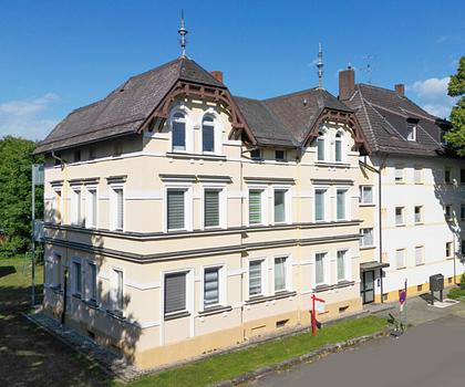 Einladende 2-Zimmer-Wohnung in der Innenstadt
3 Meter hohe, lichtdurchflutete Räume - sofort bezugsfrei