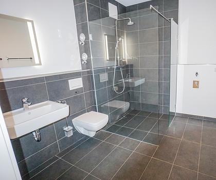 Helle 2-Zimmer- Wohnung mit großem Westbalkon, moderner Einbauküche, XXL-Dusche, Aufzug & Tiefgarage