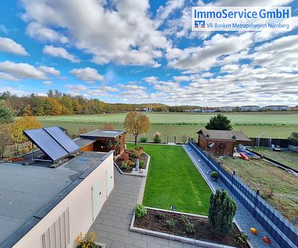 Freiwerdendes Zweifamilienhaus mit Garage in Toplage am Feldrand