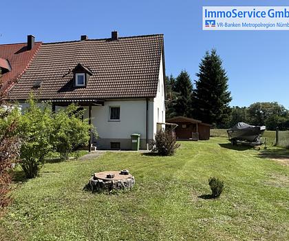 Gepflegte Doppelhaushälfte mit großem Grundstück und zwei Garagen