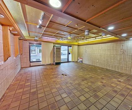 Einzelhandel, Dienstleistung, Studio, Büro oder Praxis (je nach Genehmigung)