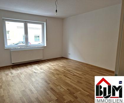 *Frisch modernisiert - 3 Zimmer - Bad mit Fenster - ruhige Seitenstraße*