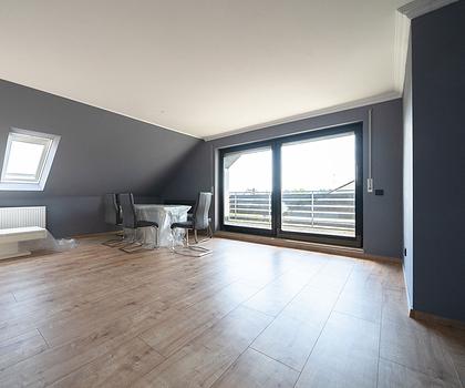 Großzügige Wohnung mit sonniger Dachloggia, Einbauküche und Garage!