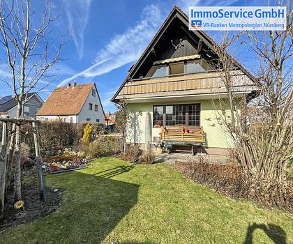 Gemütliches Einfamilienhaus mit Fußbodenheizung, Kaminofen und schönem Garten mit Gartenteich