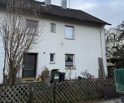 Sanierungsbedürftige Doppelhaushälfte mit großem Garten und viel Gestaltungspotenzial 