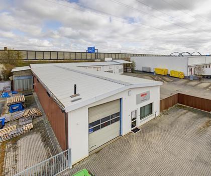 Gewerbeimmobilie mit 2 Montagehallen, Büro- und Sozialräumen