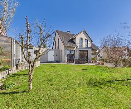 Offene Besichtigung am Sonntag, den 26.04.2026 
Hier fühlt sich die Familie wohl, neuwertiges Anwesen mit herrlichem Garten