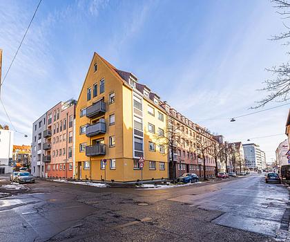 HEGERICH: Modernes, möbliertes Wohnen: 2 Zimmer, offener Wohnbereich, Balkon im zentralen Nürnberg