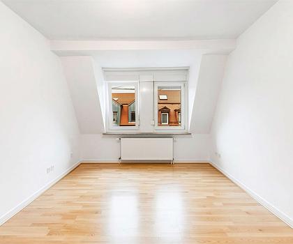 HEGERICH: Attraktive 2-Zimmer-Wohnung mit Dachgeschoss-Charme für Singles, Paare oder Kapitalanleger